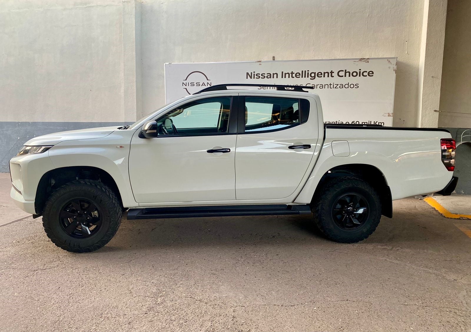 2023 Mitsubishi L200 4 PTS GLX CABINA DOBLE 24TD TM5 4X4