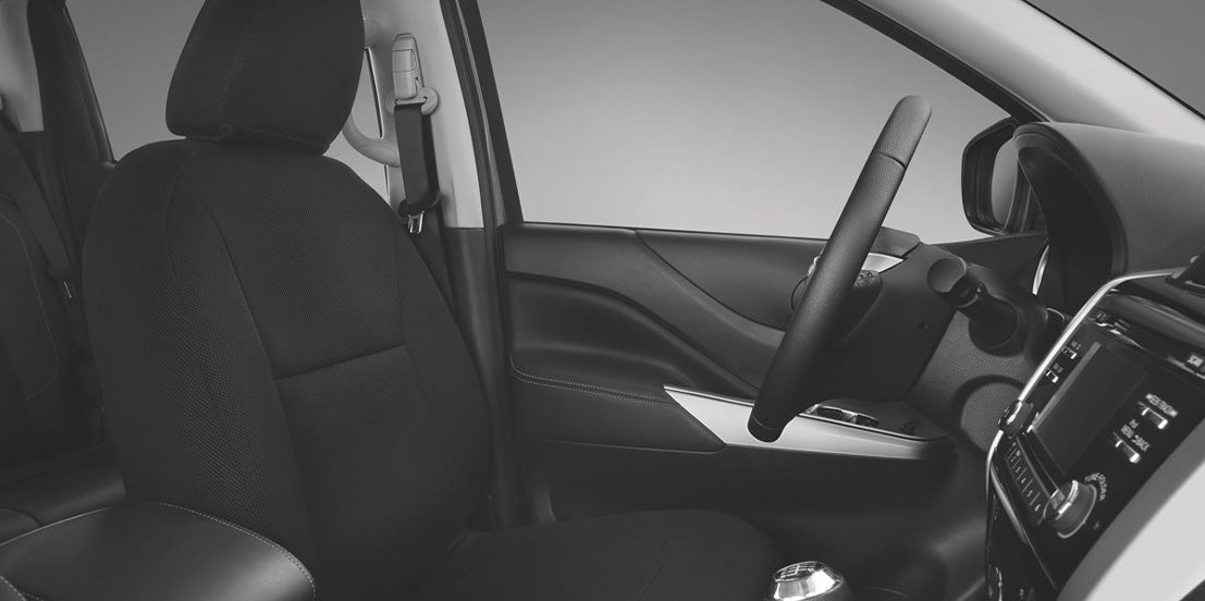 Nissan NP300 Interior3